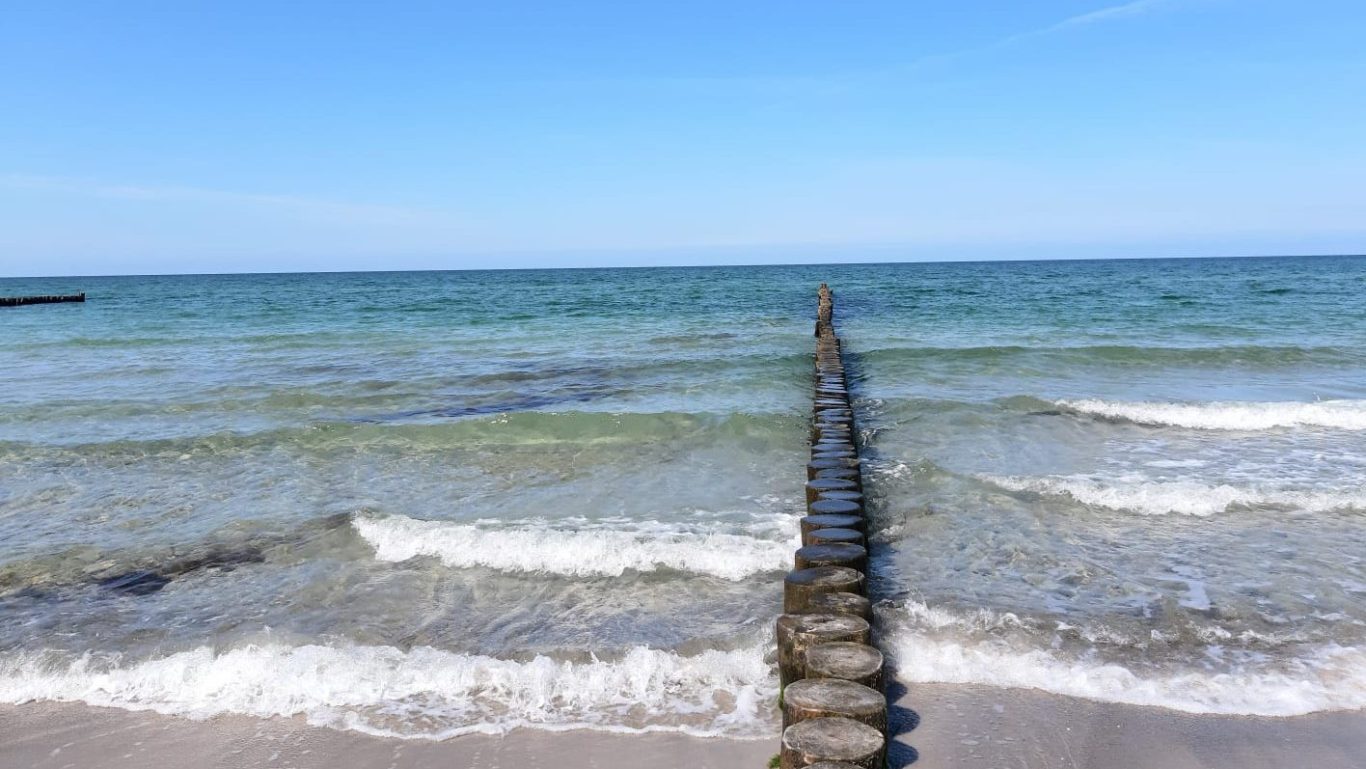 Meer,sanfte Wellen, blauer Himmel,türkisblaues Wasser